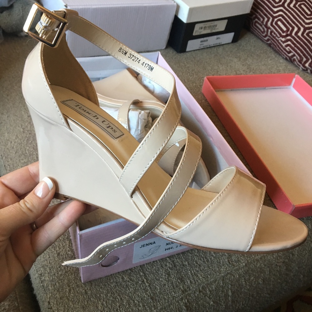 NIB 8.5 nude patent leather wedges