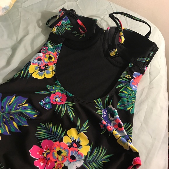 One piece floral bathing suit - Picture 2 of 3