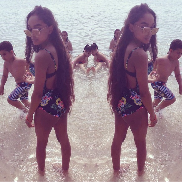 One piece floral bathing suit - Picture 3 of 3