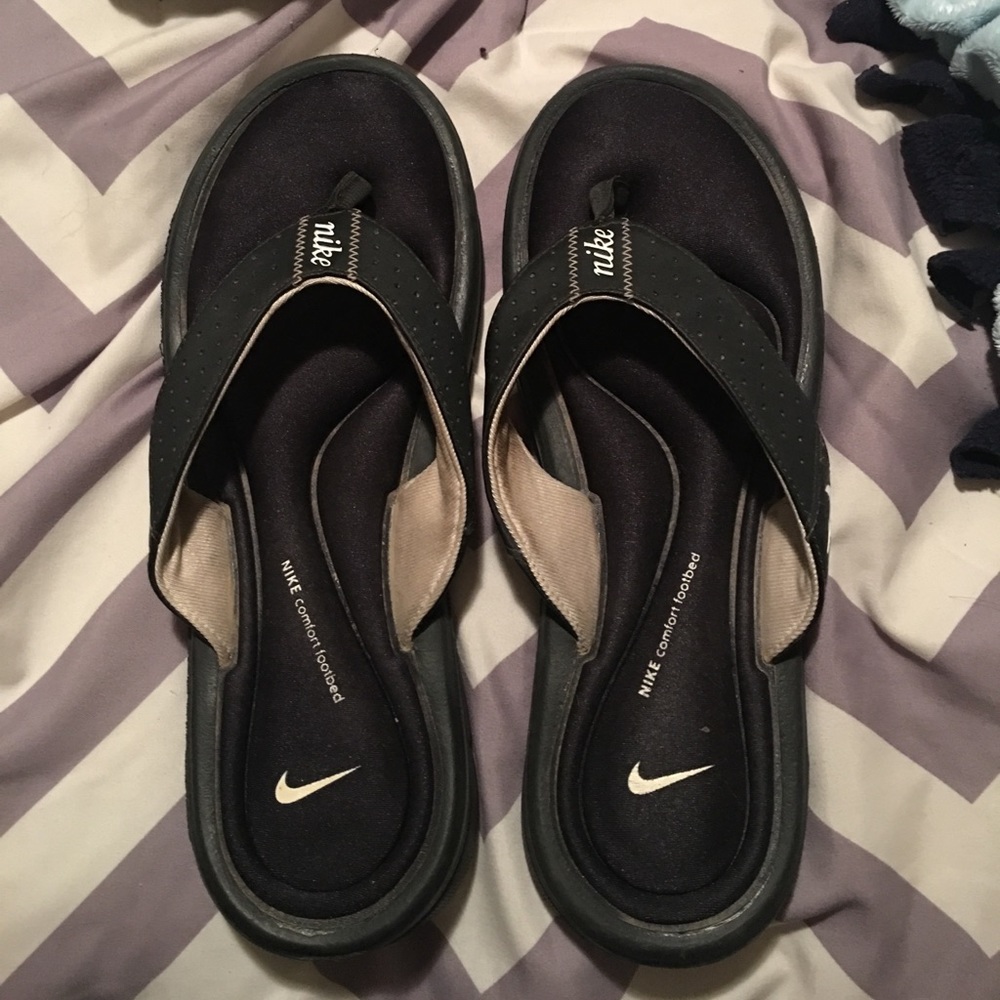 Black Nike flip flops