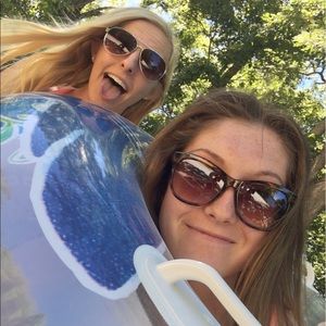 Meet your Posher, Casey