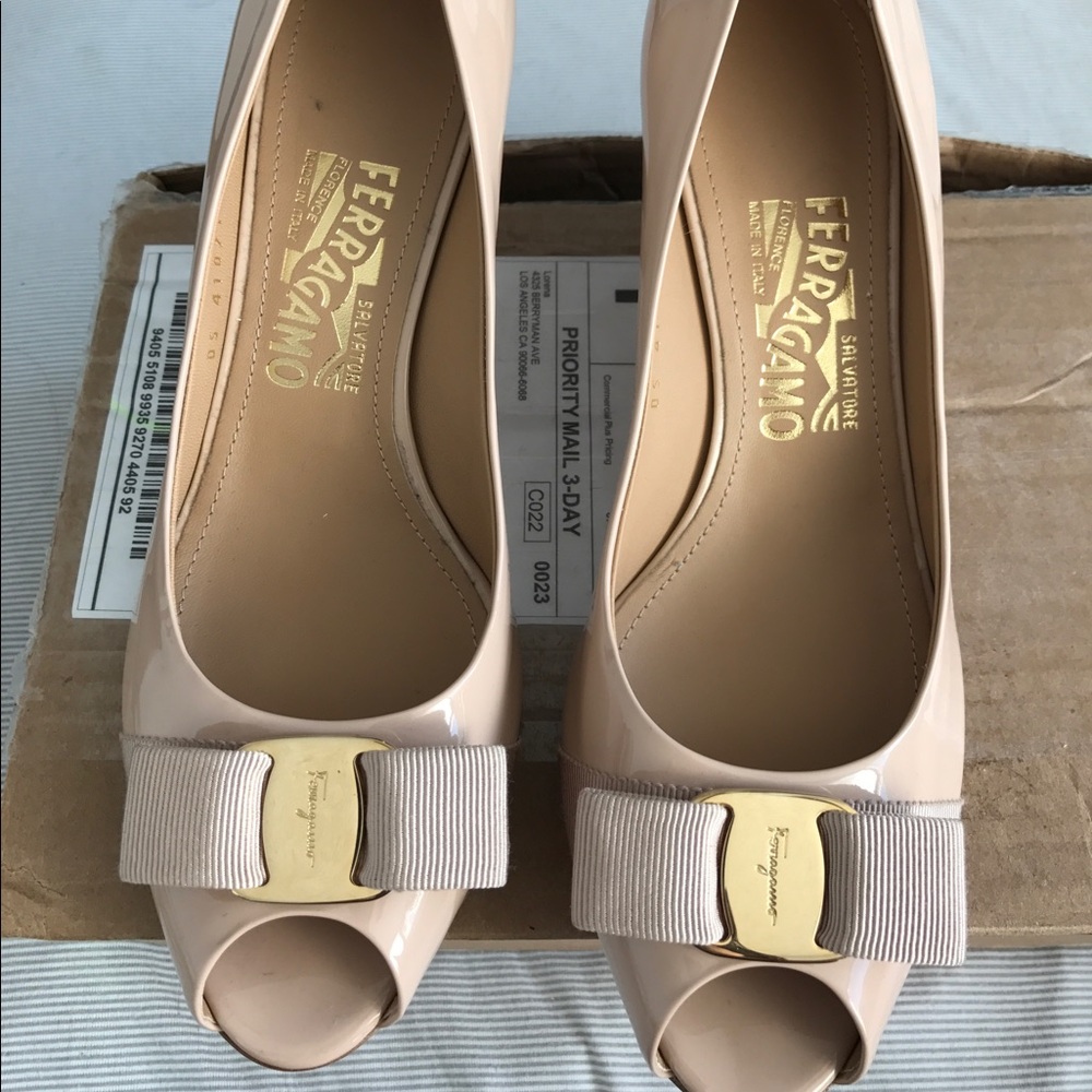 Salvator Ferragamo wedge sz 8