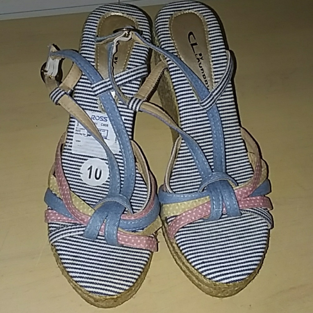 NWT CL by Laundry wedge heel sandals