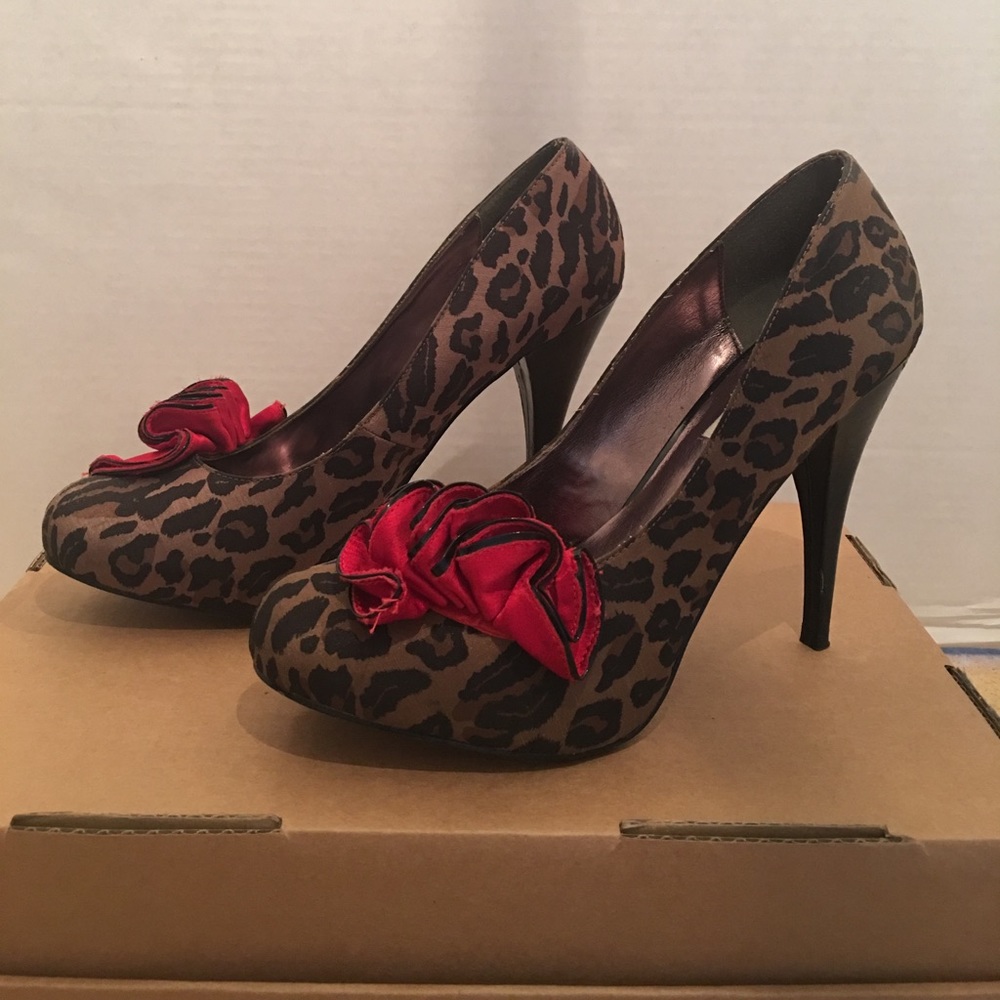 Leopard high heels w a hint of red!