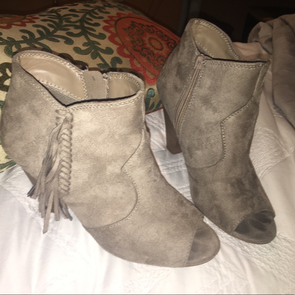 Peeptoe taupe booties! Perfect for fall/winter🍂❄️