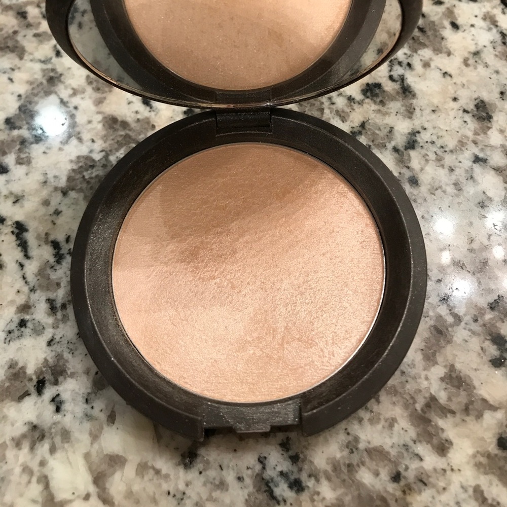 Becca shimmering skin perfector in moonstone