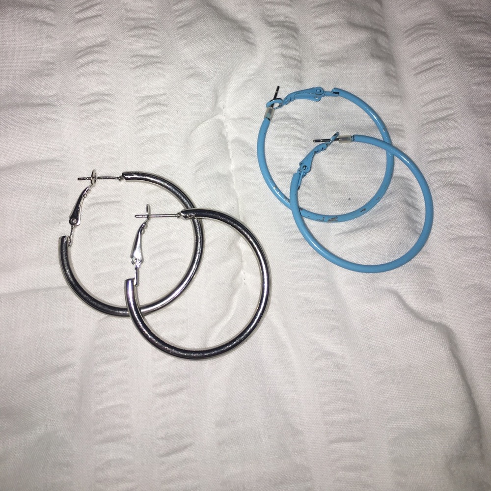 Set of 2 hoop earrings!