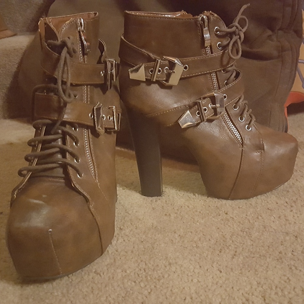 Heeled ankle brown boots with buckles