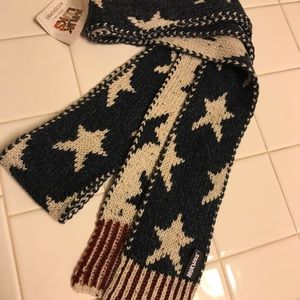 MukLuks American flag scarf