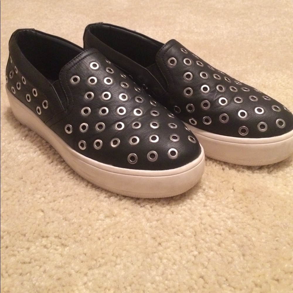 Adorable Steve Madden platformed sneakers!