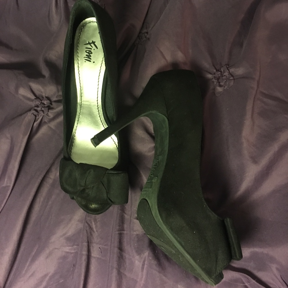 Fioni black velvet pumps with peep toes