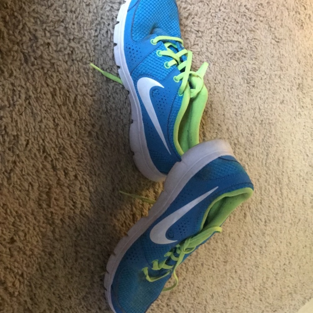 Tennis shoes.