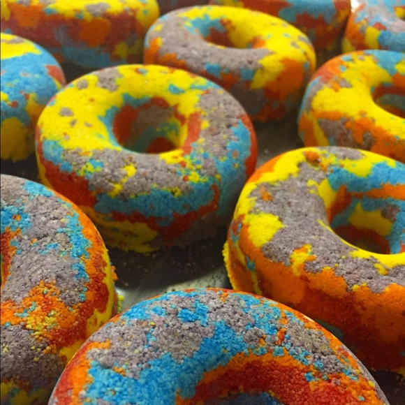 Rainbow donut bath bomb - Picture 3 of 3