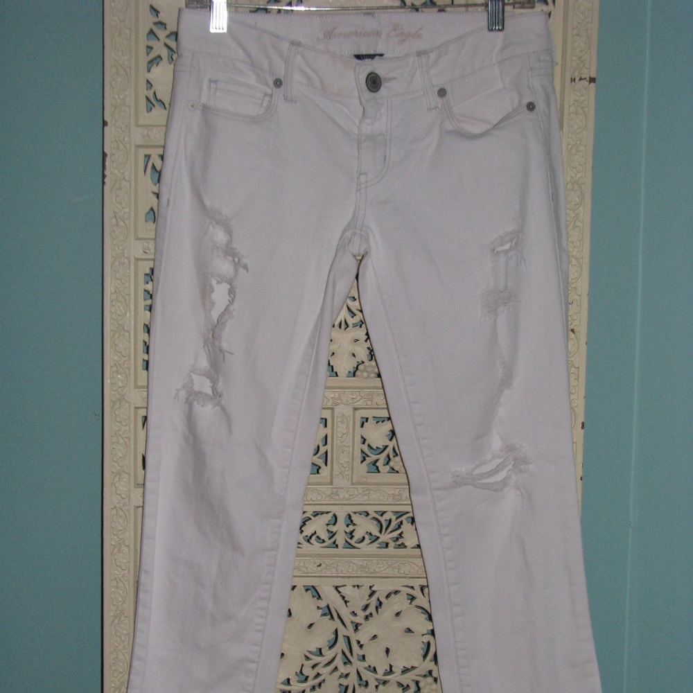 AMERICAN EAGLE white ripped jeans