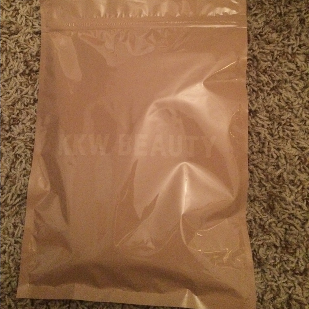 NEW in the bag KKW cream contour kit DARK
