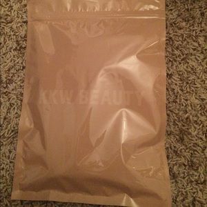 NEW in the bag KKW cream contour kit DARK