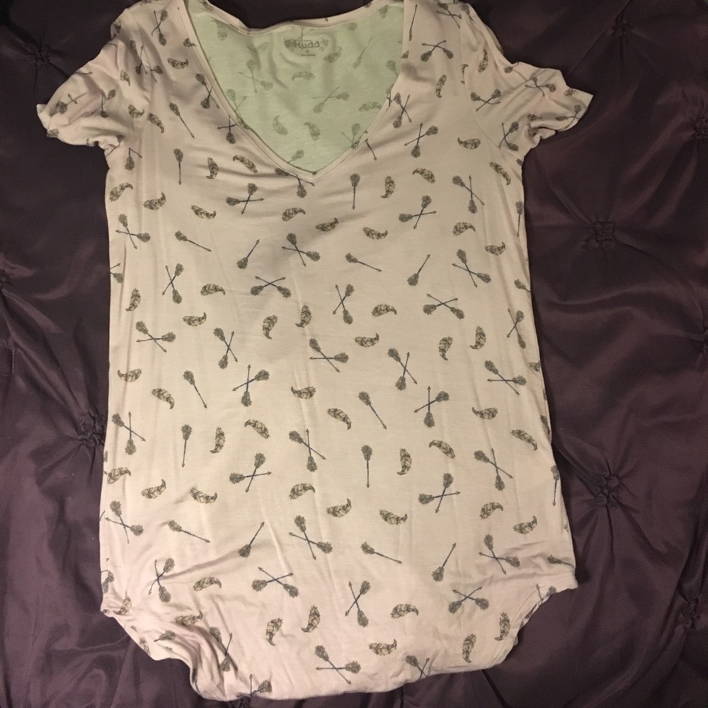 Mudd sz Med arrow feather print tshirt