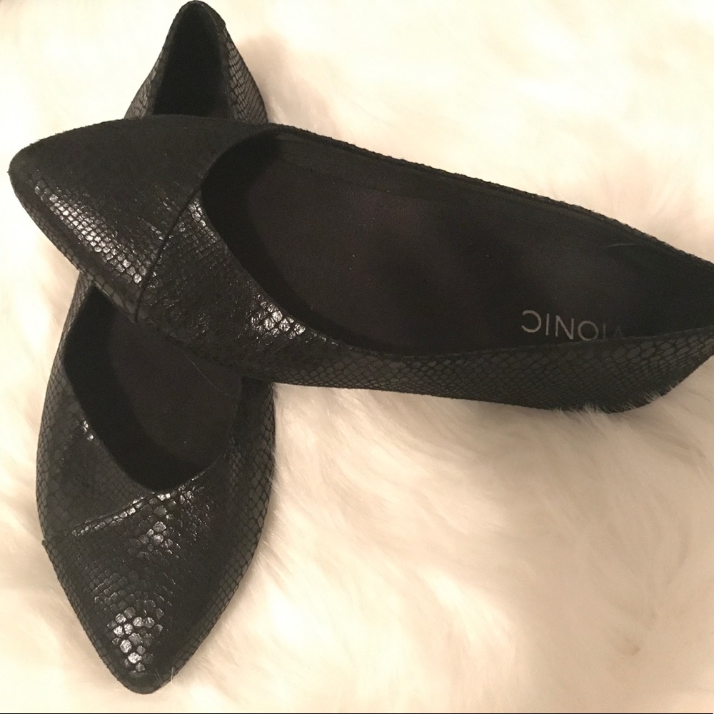 Vionic black snake flats