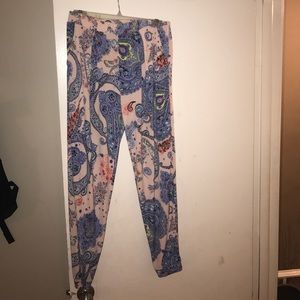 Express pants. Size small but fits a 2