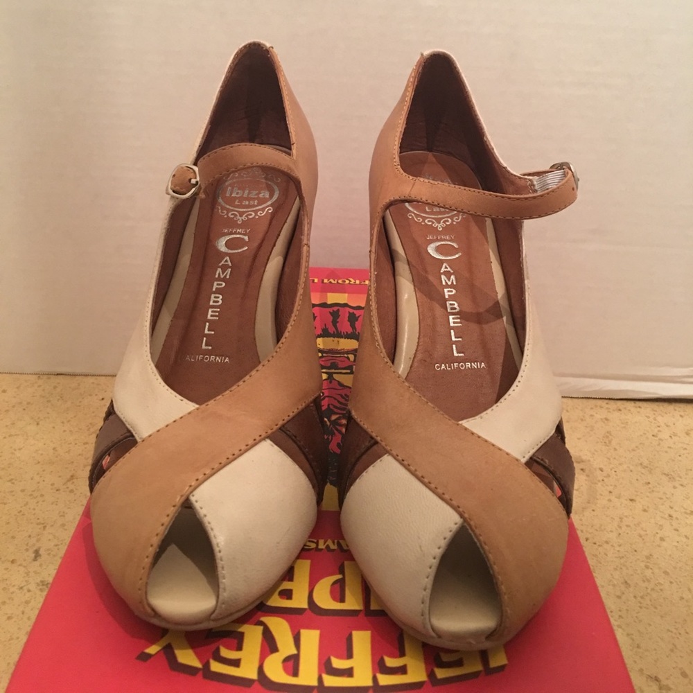 NWT. Beige combo heels.