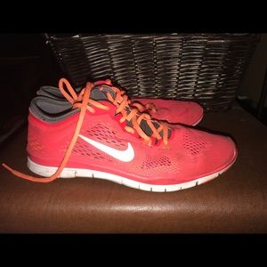 7.5 Nike athletic shoes