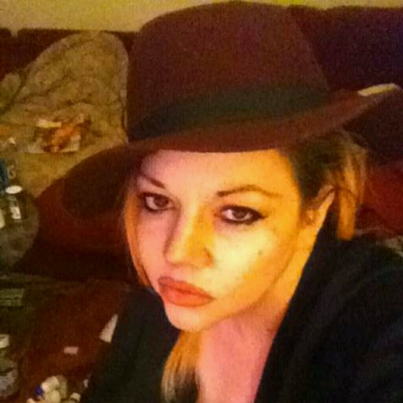 Meet your Posher, Kerri Ann - Picture 2 of 8