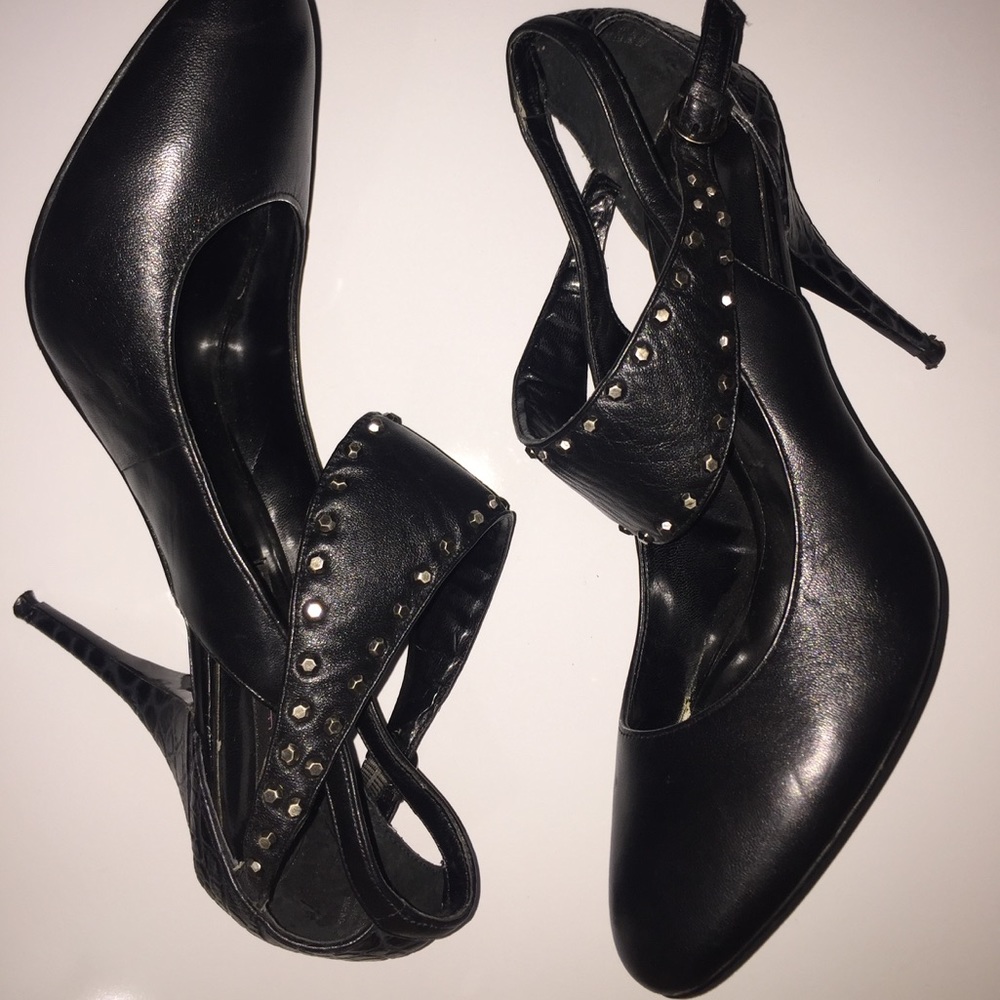 Stylish black leather pump
