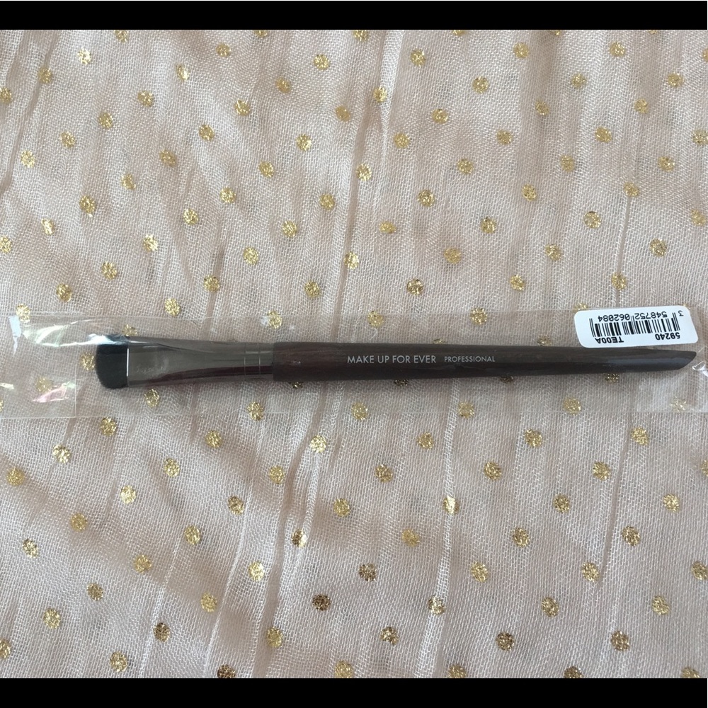 Make Up For Ever Brush 240 Medium Round Shader
