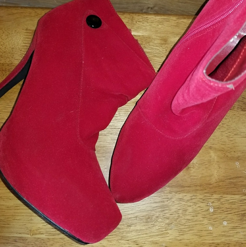 Red velvet bootie