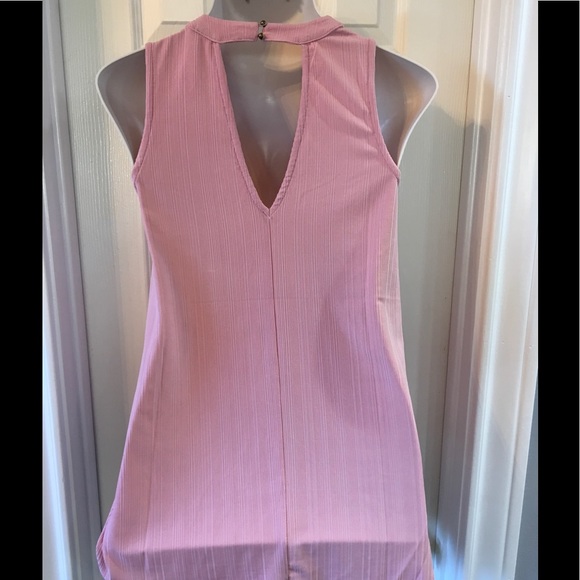 Cross yoke sleeveless top - Picture 3 of 3