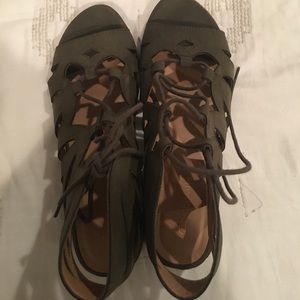 BRAND NEW KHAKI SANDAL HEEL