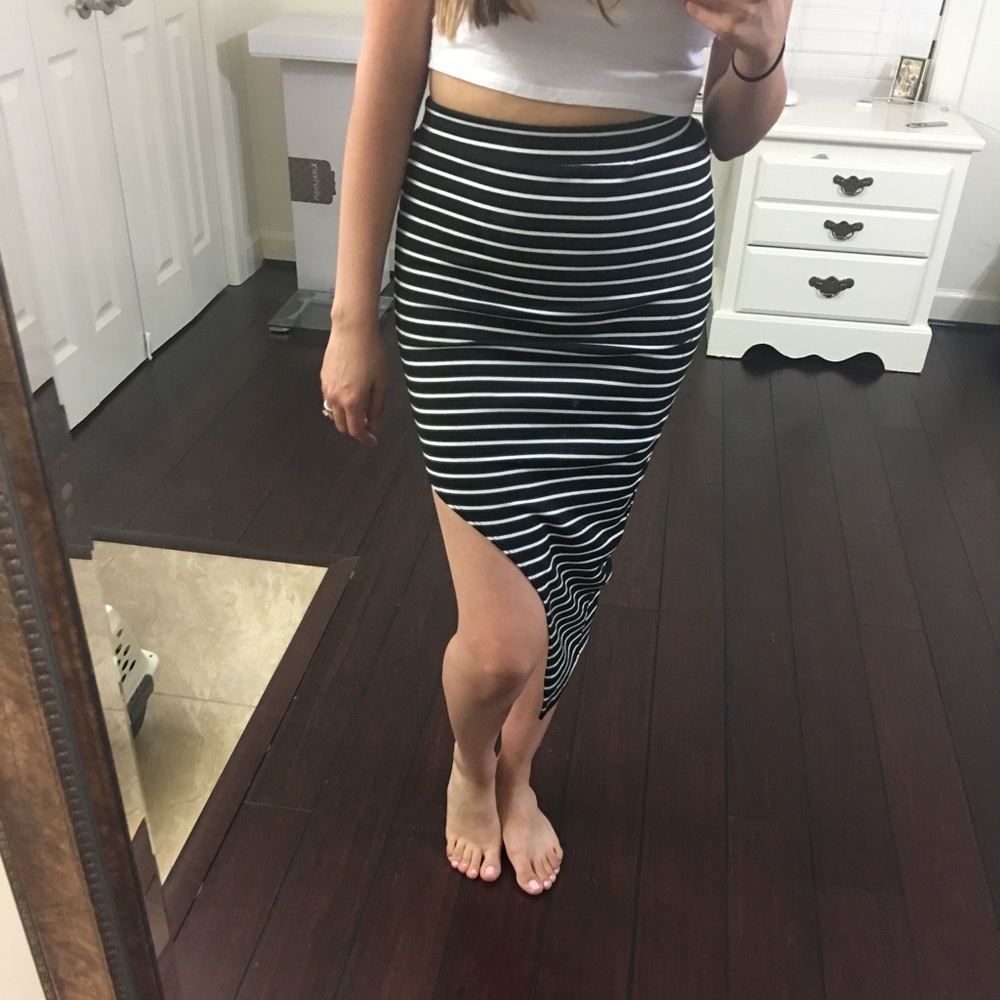 Midi skirt with slit on the left side. Dressy