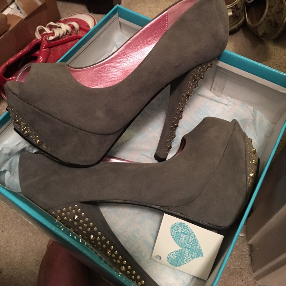 Gray high heel with gold detail