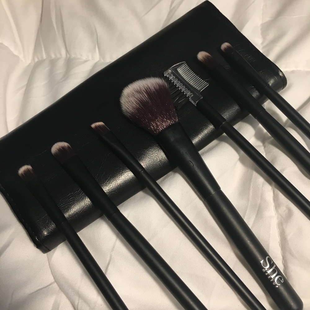 Makeup Brushes with brush case (BRAND NEW)