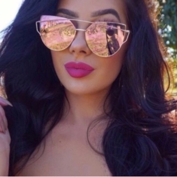 Rose Gold Mirrored Sunglasses. - Picture 6 of 11