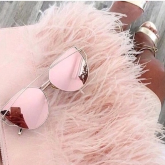Rose Gold Mirrored Sunglasses. - Picture 7 of 11