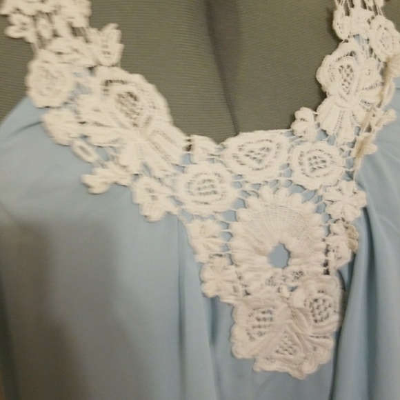 Lace neck cold shoulder shirt - Picture 2 of 4