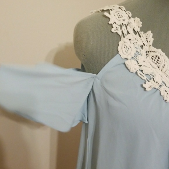 Lace neck cold shoulder shirt - Picture 3 of 4