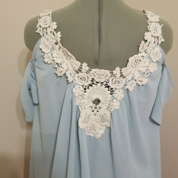 Lace neck cold shoulder shirt - Picture 4 of 4
