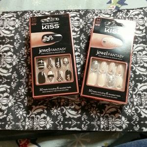 2 sets of kiss glue on nails