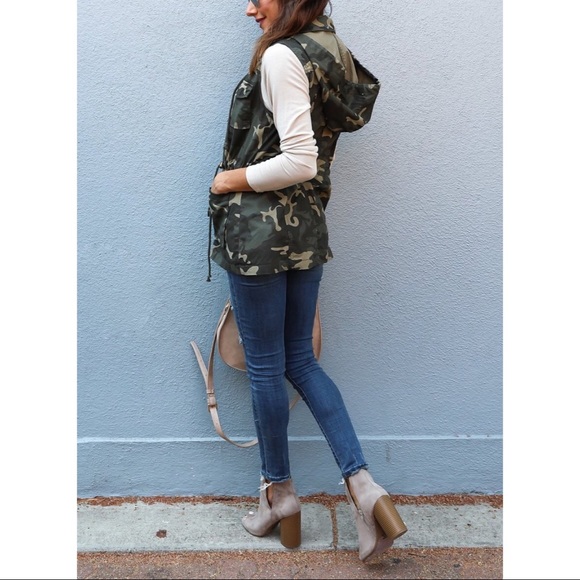 Camouflage Utility Cargo Vest S M L - Picture 2 of 2