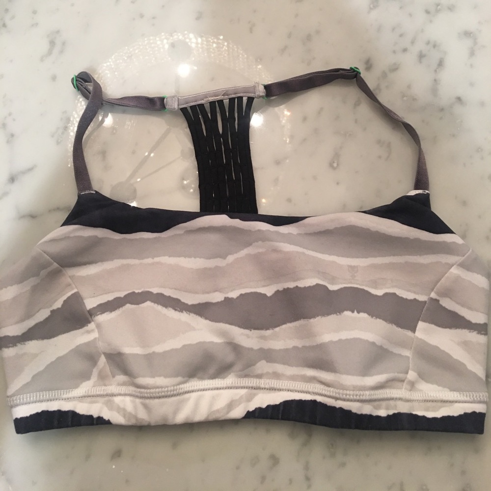 Lululemon sports bra size 6