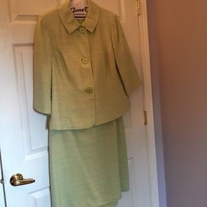 Dana Buchanan pale gen size 16 2 piece suit