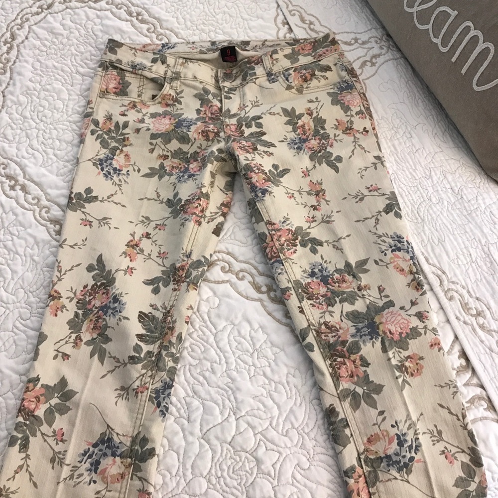 Like new! Almost Famous Adrienne floral jeans