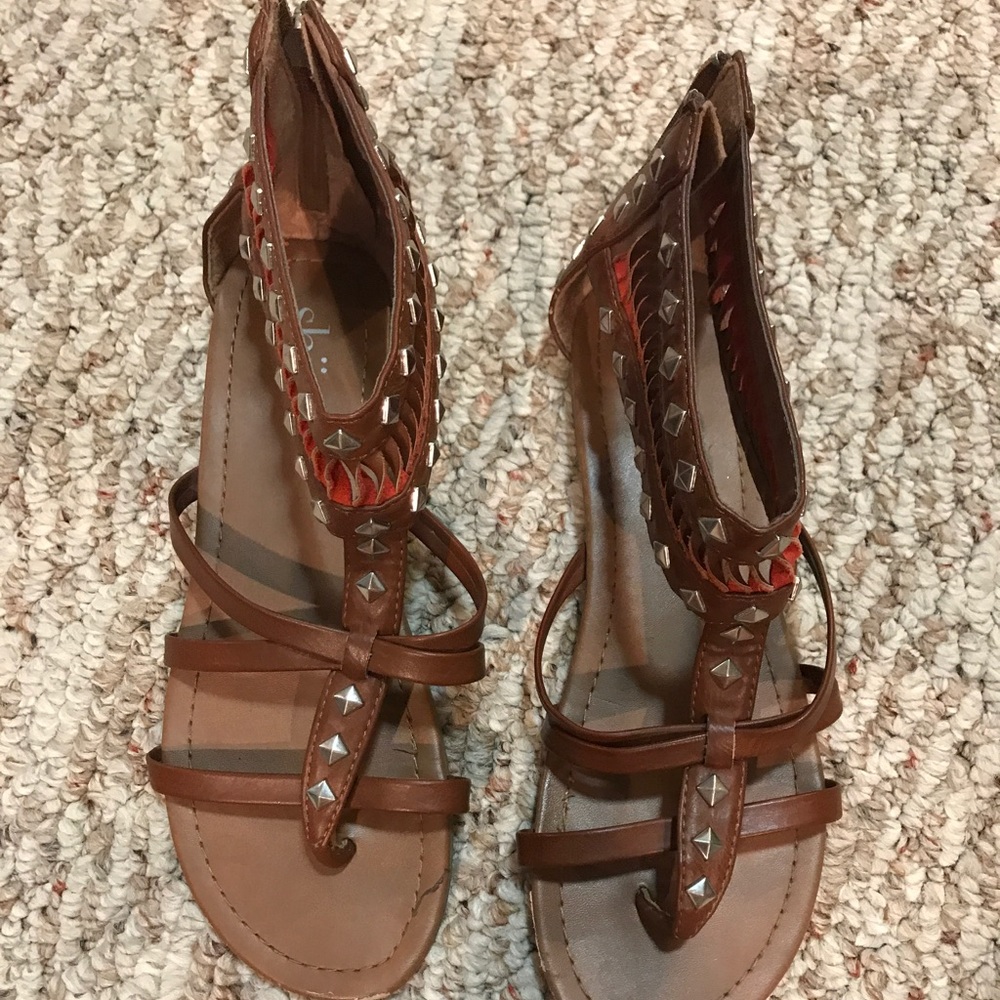 Brown sandals. Light wear.