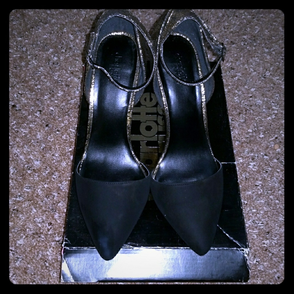 Black and gold nubuck closed tow heels