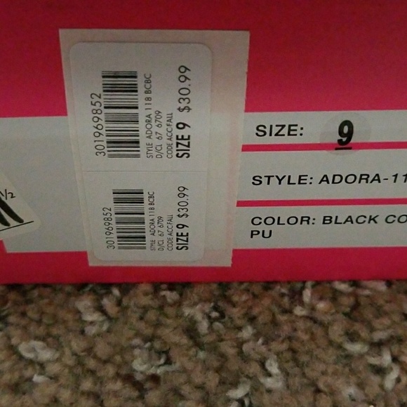 Black and gold nubuck closed tow heels - Picture 2 of 4