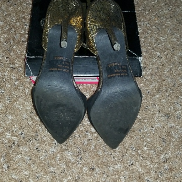 Black and gold nubuck closed tow heels - Picture 3 of 4