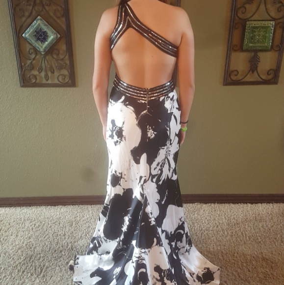 Formal dress - Picture 2 of 5