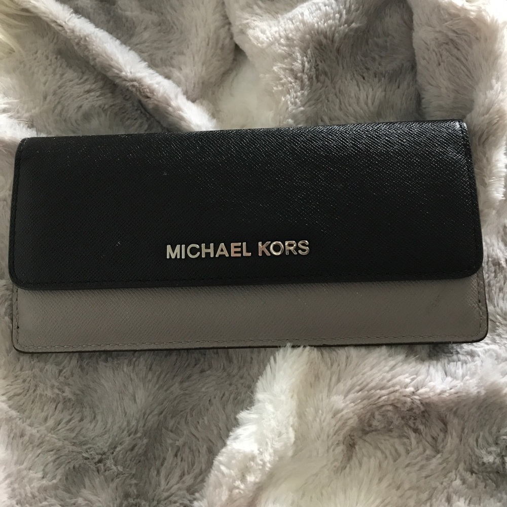 Michael Kors Jet Set Flat Leather wallet $98